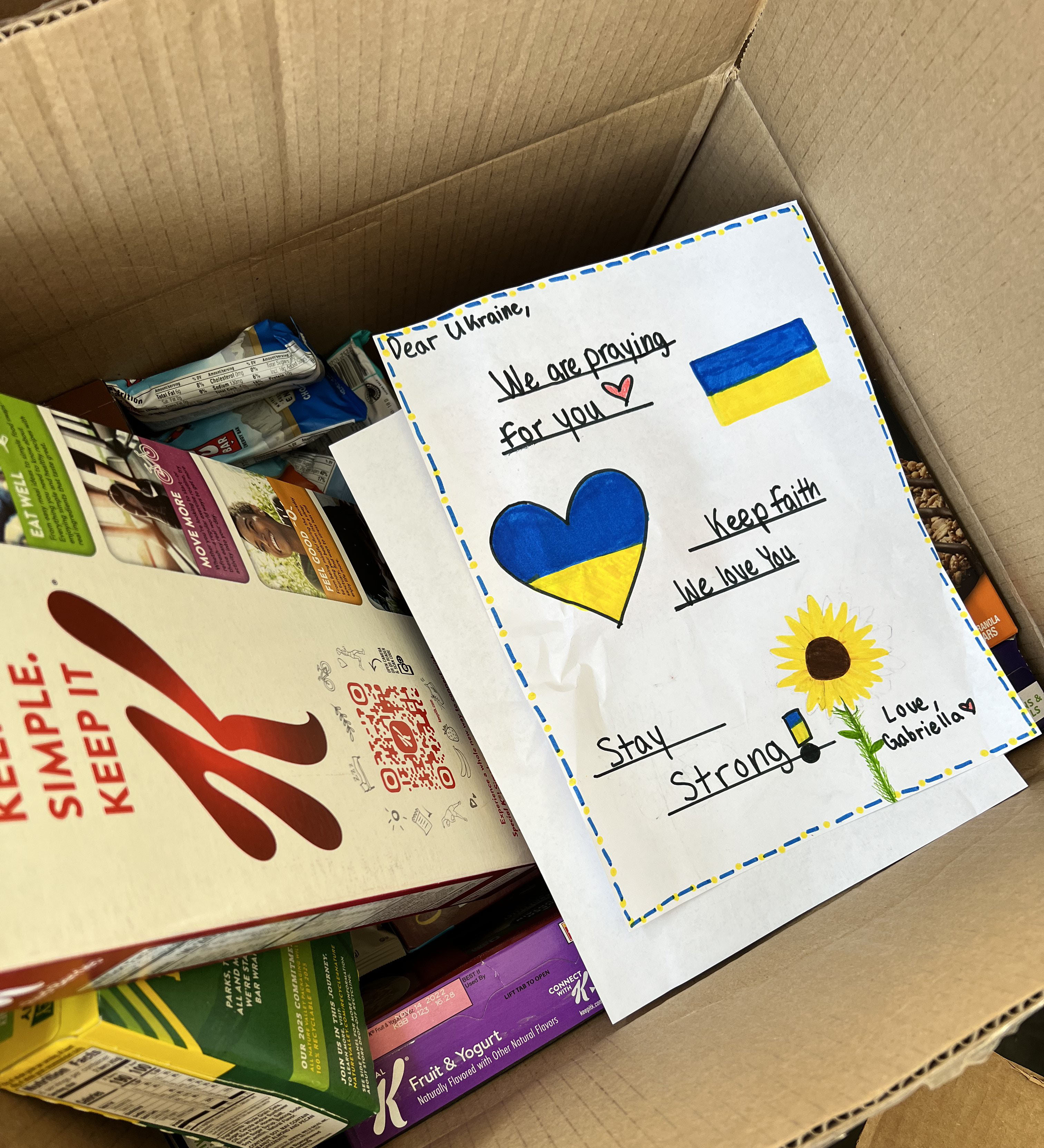 Children's drawings with words of support for Ukrainians;